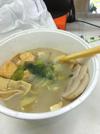 女子美團(tuán)訂餐吃出數(shù)只蟲(chóng)子 索賠遭拒律師稱(chēng)可追責(zé)