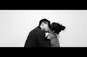 南京大學(xué)生發(fā)起親吻陌生人活動(dòng) 引各方爭議