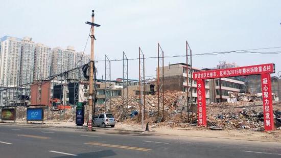 015年5月31日，在社區(qū)干部的帶頭拆遷下，親賢社區(qū)的“城中村改造”拉開帷幕。由于前期“清產(chǎn)核資”及補償標準等因素，拆遷改造工作推進并不順利。圖為位于體育西路東側(cè)集體所有的商鋪率先被拆遷完畢，用于遮擋的圍擋正在施工中。（拍攝：2015年9月16日）