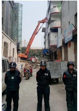 根據(jù)《太原市和小 店區(qū)平陽路街道親賢城中村改造拆遷安置補償方案》，結(jié)合親賢實際，親賢社區(qū)補償安置采取“商業(yè)用房安置+小戶型公寓住宅安置+貨幣補償”的方式，其中每分 （0.1 畝）置換商業(yè)用房50平方米+小戶型公寓住宅80平方米+貨幣補償20萬元人民幣。（拍攝：2015年9月17日）