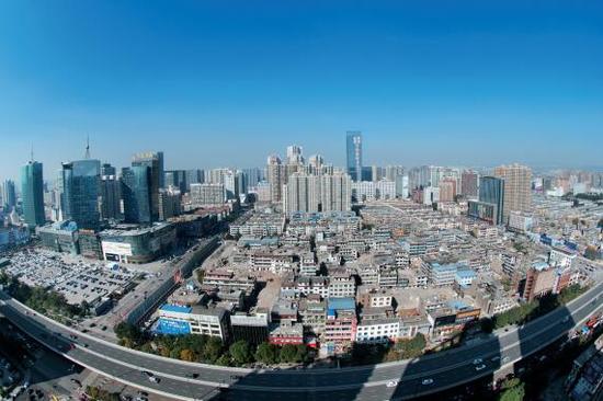 經(jīng)過4個多月的推進，親賢社區(qū)的拆遷工作進展緩慢，原定于2015年10月底完成的拆遷，在10月中旬時仍停留在對部分住戶進行插花式拆除。(拍攝：2015年10月16日)