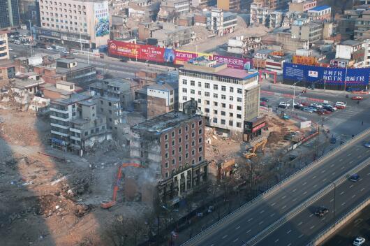 在“拆遷獎勵”等一系列政策的激勵下，親賢社區(qū)的改造步伐明顯加快。2015年12月初，親賢社區(qū)簽訂拆遷協(xié)議 374份，簽約率達90%，西北片區(qū)實現(xiàn)了拆遷大突破。(拍攝：2015年12月20日)