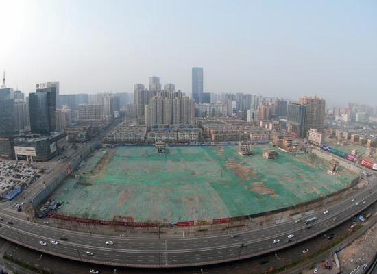 2016年4月，經(jīng)過持續(xù)攻堅，親賢社區(qū)西北片區(qū)的拆遷工作基本告一段落，但在鋪設了防塵綠網(wǎng)的空地中，至今仍有3戶居民選擇了“堅守”。(拍攝：2016年4月4日)