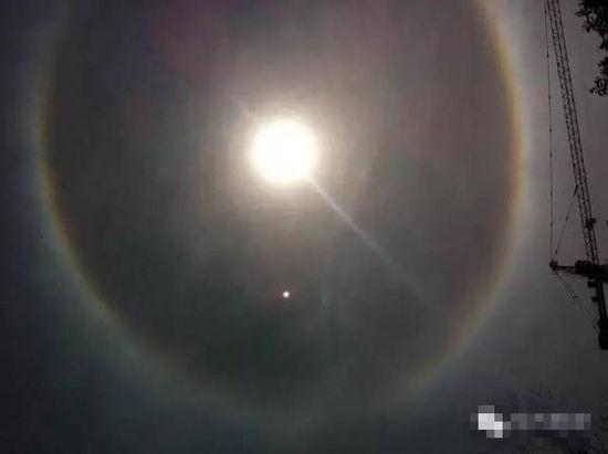 上?，F(xiàn)UFO 專家稱光圈是日暈亮點(diǎn)或是飛行器(圖)