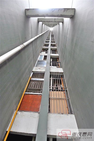 小孩就是從這幢樓的21樓墜下來的。