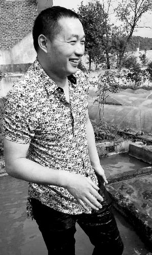 救出小孩上后，楊文利一身糞水。