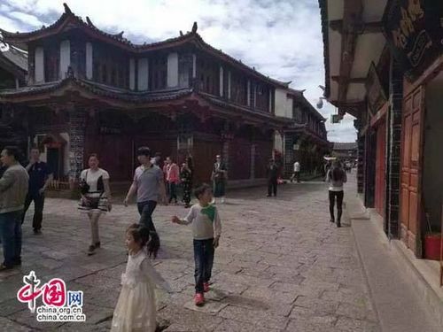 麗江古城大部分商戶關(guān)門抗議圍城強收“古維費”