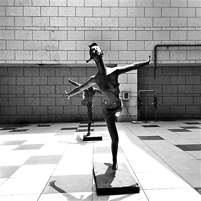 常營長楹龍湖天街樓下，“年輕女孩”胸部暴露