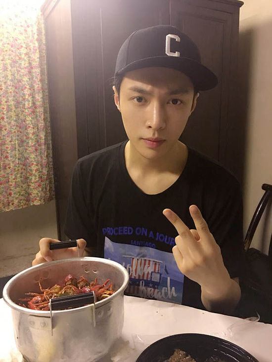 二爺加餐！張藝興告別清湯白面吃小龍蝦