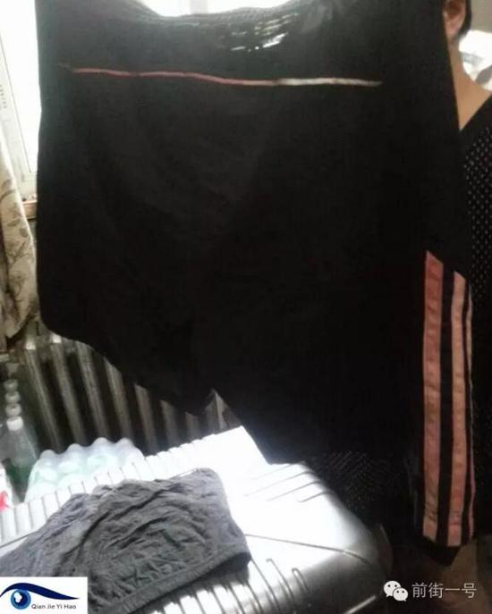 李律師所穿褲子也沾染血跡。