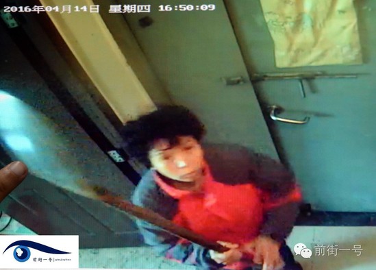 監(jiān)控視頻拍下李亞榮打砸監(jiān)控探頭的過程。