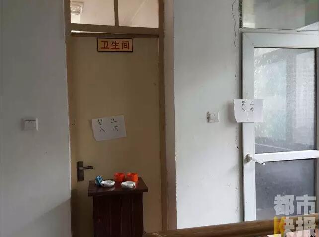 當馮女士走出大門，繞到院子的側面時，衛(wèi)生間窗戶下方草叢中的一幕，讓她驚出了一身冷汗。農(nóng)家樂老板娘馮女士：“就是孩子，旁邊帶著胎盤?！弊蛲硎稽c半事發(fā)后，馮女士報了警，很不幸，男嬰已經(jīng)死亡。涉及的兩個房間，暫時被封鎖，里面已經(jīng)清理干凈。隨后記者也從轄區(qū)草堂派出所了解到，這兩男一女三人是朋友關系，女子的年齡大概是二十二三歲。該女子事發(fā)后被送往醫(yī)院，同行的兩名男子當時被警方帶去派出所接受了筆錄調(diào)查后，已經(jīng)離開了派出所。