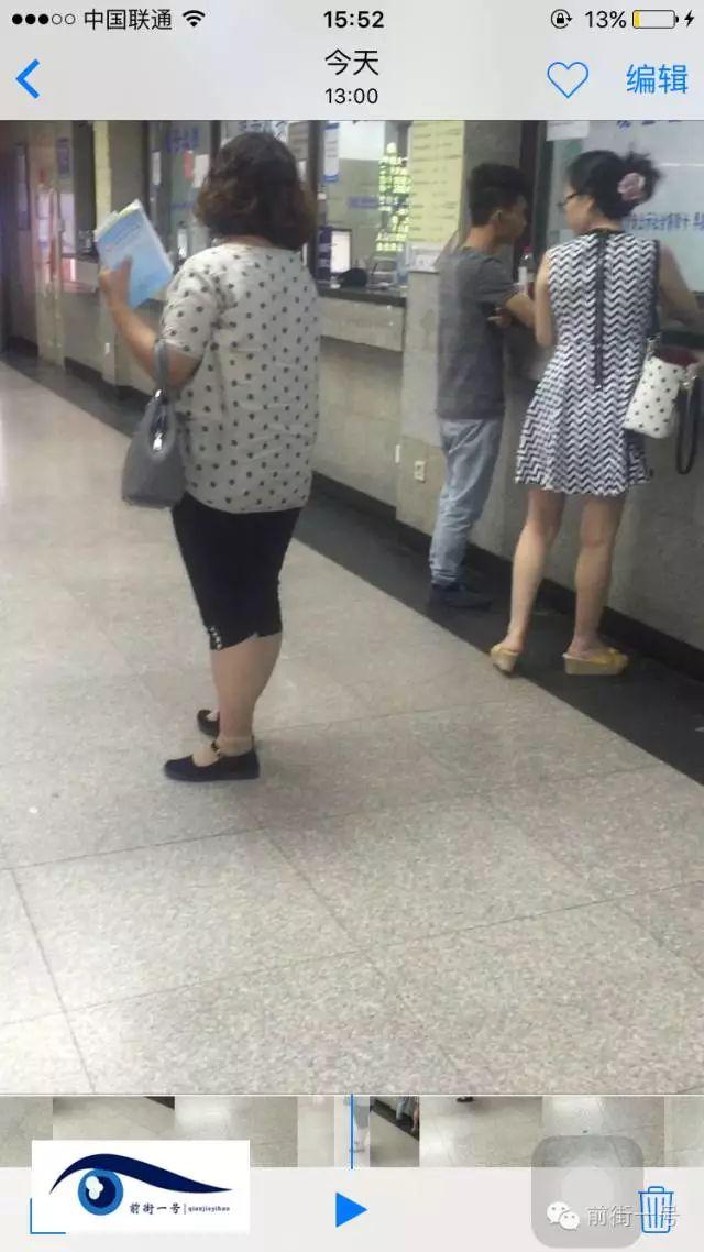 該女子在大廳內徘徊發(fā)現(xiàn)女患者便主動上前搭訕。