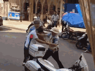 嫌疑男子涉嫌無(wú)證駕駛摩托車，且車輛違規(guī)加裝遮陽(yáng)傘并在行駛時(shí)不戴安全頭盔，辱罵毆打執(zhí)法交警。 本文圖片均來(lái)自 廣西梧州在線警務(wù)