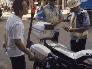 廣西梧州一男子騎車違法加裝遮陽(yáng)傘，辱罵腳踹執(zhí)法交警被拘