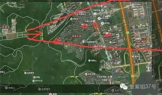 射擊場子彈射出方向（紅箭頭）有多個居民小區(qū) 。 圖片來源：交匯點新聞