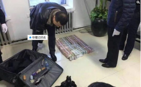 京華時(shí)報(bào)訊昨天凌晨1點(diǎn)左右，黑龍江省密山市一銀行金庫(kù)發(fā)生搶劫案。一名身穿迷彩服男子準(zhǔn)備劫取現(xiàn)金時(shí)被發(fā)現(xiàn)，致一名金庫(kù)值守人員死亡，隨后棄款而逃。目前，該男子尚未歸案，案件正在全力偵辦中。