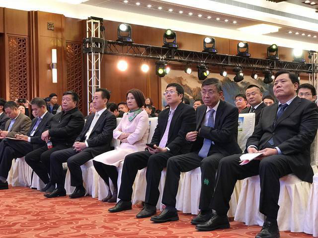 董明珠在現(xiàn)場演講時表示，她愿意拿她所有的資產(chǎn)投入到珠海銀隆里。據(jù)悉，同時與珠海銀隆原始股東共同簽署增資協(xié)議的，還有董明珠個人及北京燕趙匯金國際投資有限責任公司、大連萬達集團股份有限公司、江蘇京東邦能投資管理有限公司等3家知名企業(yè)，5家單位或個人共同增資30億，獲得珠海銀隆22.388%的股權(quán)。