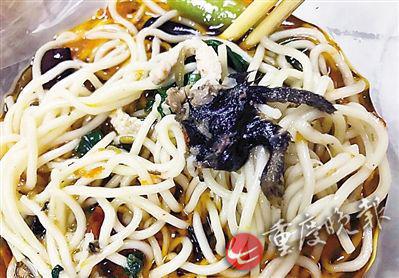 照片顯示，酸菜肉絲面有疑似老鼠腿物體。(圖片來(lái)自網(wǎng)絡(luò))