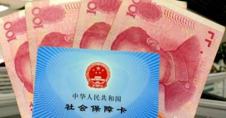 從今年1月1日開始，原有的失業(yè)保險費率是1.5%的有22個省份，包括新疆生產建設兵團，可以在確保失業(yè)保險金按時足額發(fā)放、穩(wěn)崗補貼順利實施的基礎上，可以降低0.5個百分點。個人的費率不超過單位的費率。