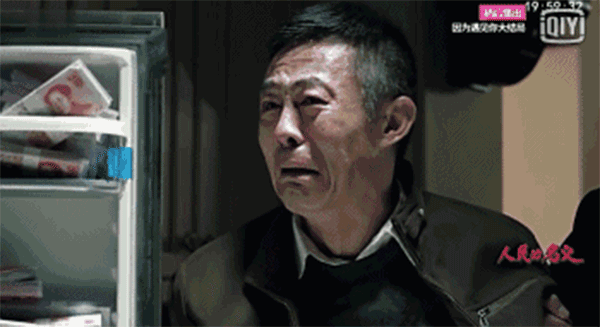 查案人員搜出的2.3億現(xiàn)金，從銀行運來十二臺點鈔機，竟然燒壞了六臺。