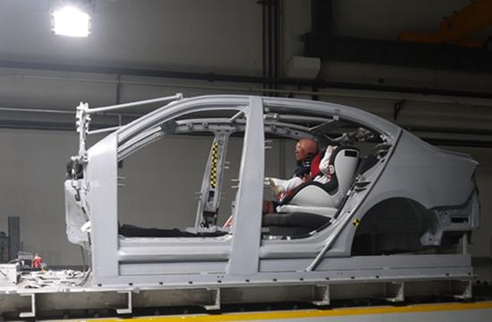 中國兒童汽車安全座椅市場一度沒有國家標(biāo)準(zhǔn)。圖為汽車用兒童安全座椅進行撞擊實驗