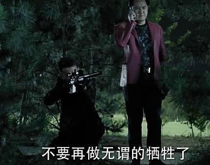 《人民的名義》原著小說有這么一段：趙瑞龍要找殺手殺了侯亮平，結(jié)果趙瑞龍的三姐發(fā)話：侯亮平要是死了趙瑞龍也要死!這就說明了大boss趙立春沒把握在侯死后的各方反應中護住兒子趙瑞龍，因此，這就告訴了讀者，侯亮平的背景絕對不比趙立春差!