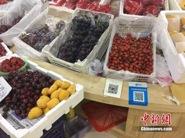 某水果攤，收款二維碼貼在顯眼位置。中新網(wǎng) 吳濤 攝