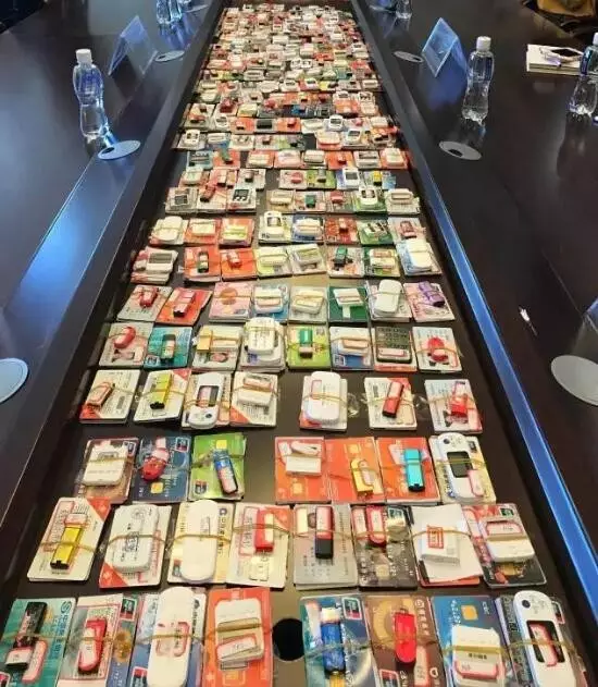 神秘土豪34歲賬上8000萬 取錢還戴人皮面具 神秘土豪34歲賬上8000萬 取錢還戴人皮面具