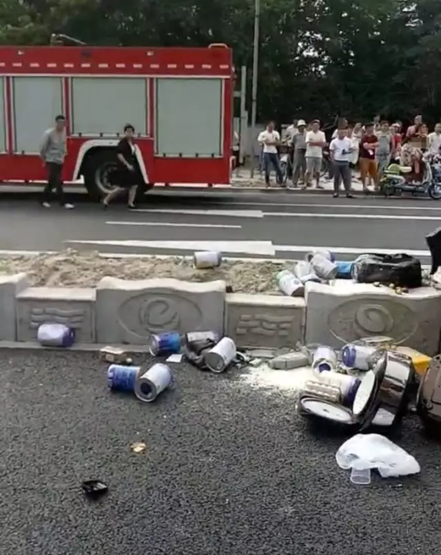 不值！小車四腳朝天司機身亡 死者只為偷幾罐奶粉