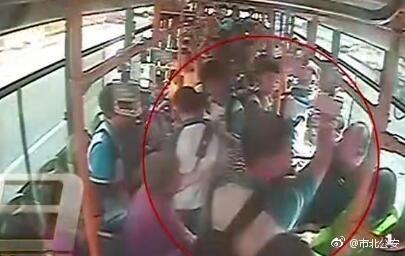 視頻截圖：青島男子嫌讓座慢腳踹掌摑學(xué)生。圖片來源：青島市公安局市北分局官方微博