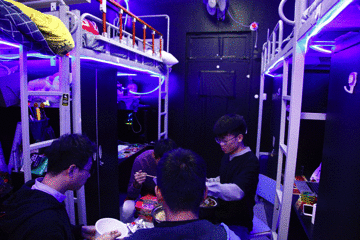 用人臉識(shí)別的技術(shù)，防火防盜防宿管。宿管一來，就可以自動(dòng)發(fā)起警報(bào)