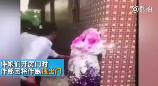 據(jù)澎湃新聞消息，近日廣東江門開(kāi)平某村又現(xiàn)惡俗婚鬧。男方兄弟團(tuán)去接新娘的時(shí)候，先用彩帶對(duì)著姐妹團(tuán)狂噴，后來(lái)甚至有人用滅火器直接噴伴娘面部，害的伴娘差點(diǎn)被送進(jìn)醫(yī)院。