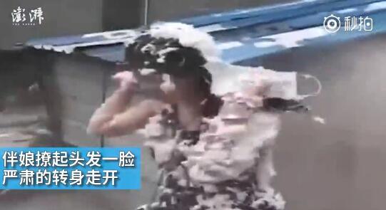 視頻中可以看到，雖然伴娘事先有穿雨衣防備，但在被伴郎團(tuán)圍攻時(shí)，雨衣被拔下，更過(guò)分的是，有人還用滅火器直接對(duì)著她的臉噴。后來(lái)伴娘好像是生氣了，撩起頭發(fā)一臉嚴(yán)肅的轉(zhuǎn)身走開(kāi)。