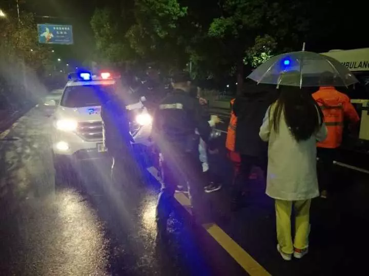 今天凌晨，杭州一對環(huán)衛(wèi)工夫婦被車撞進(jìn)錢塘江