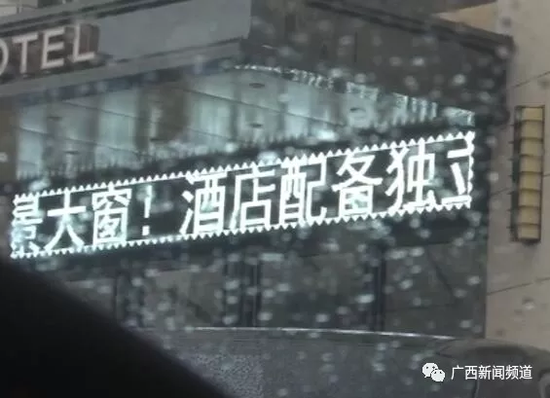 于是，民警將這一情況匯報給指揮中心，請求120醫(yī)護人員到達現(xiàn)場急救。