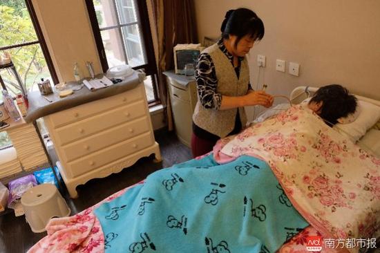 張津華進食只能靠營養(yǎng)粉鼻飼。（羅逸爵 攝）