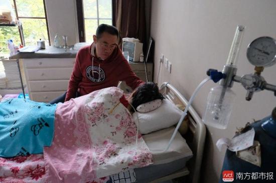 氧氣的轟隆聲，一刻不停地在這個家里“吵”了九年多。（羅逸爵 攝）