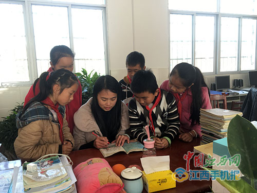 女教師備課本走紅 網(wǎng)友：這才是為人師表！