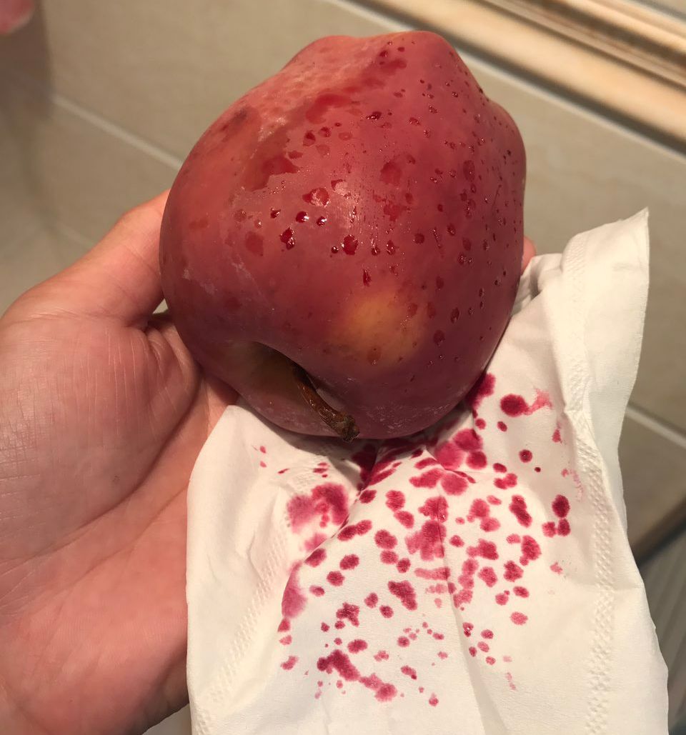 嚇懵！女子用熱水泡蘋(píng)果結(jié)果冒出血珠 咋回事？