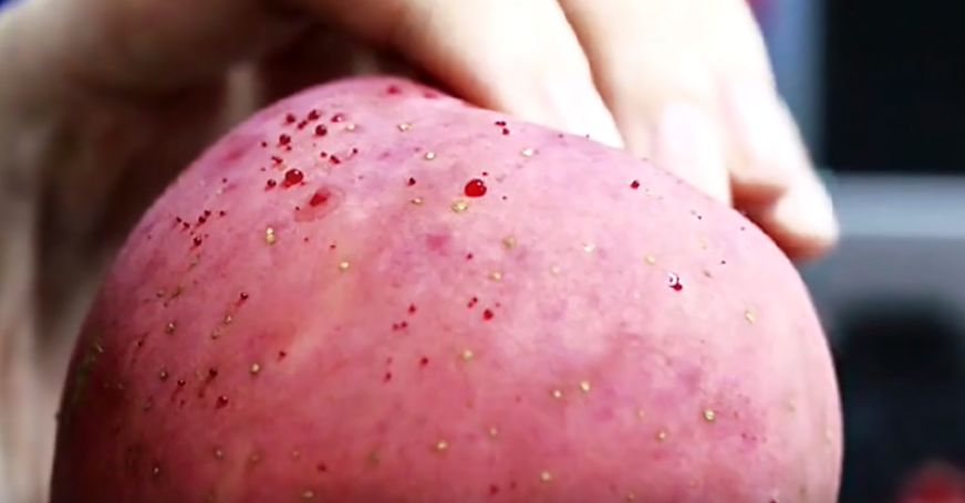 嚇懵！女子用熱水泡蘋(píng)果結(jié)果冒出血珠 咋回事？