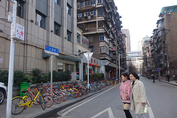 上海路的兩邊，大多是一些老房子。