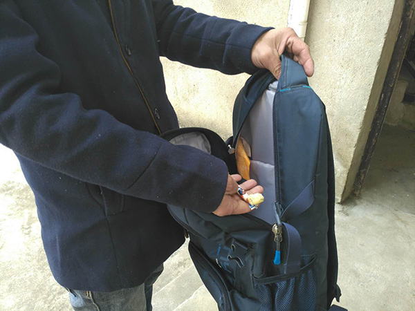 羅正宇的藍(lán)色背包，只剩下一塊錢和一顆大白兔奶糖。