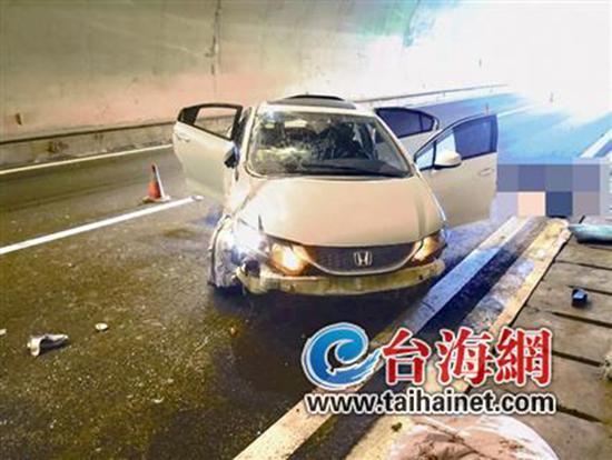 小車在龍巖高速隧道內(nèi)翻車，擋風(fēng)玻璃脫落。 臺海網(wǎng) 圖