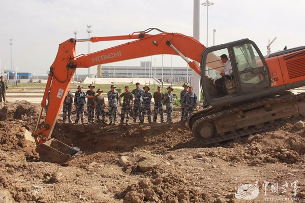 空軍找上藍翔技校聯(lián)合培訓(xùn)：為的就是挖掘機