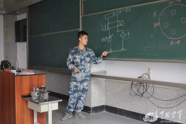 空軍找上藍翔技校聯(lián)合培訓(xùn)：為的就是挖掘機