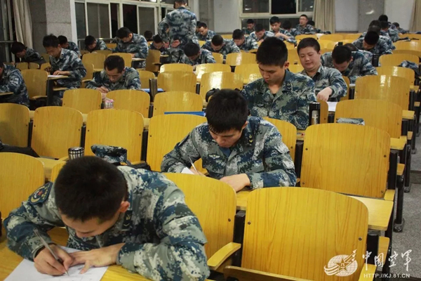 空軍找上藍翔技校聯(lián)合培訓(xùn)：為的就是挖掘機