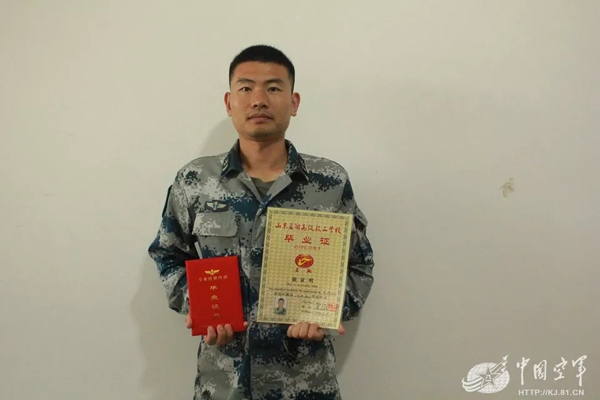 空軍找上藍翔技校聯(lián)合培訓(xùn)：為的就是挖掘機