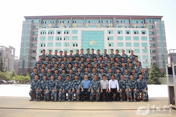 空軍找上藍翔技校聯(lián)合培訓(xùn)：為的就是挖掘機