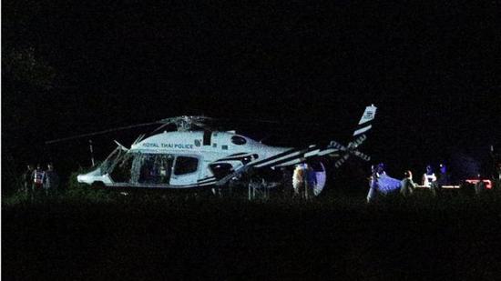 直升機護送被救少年。（圖：路透社）